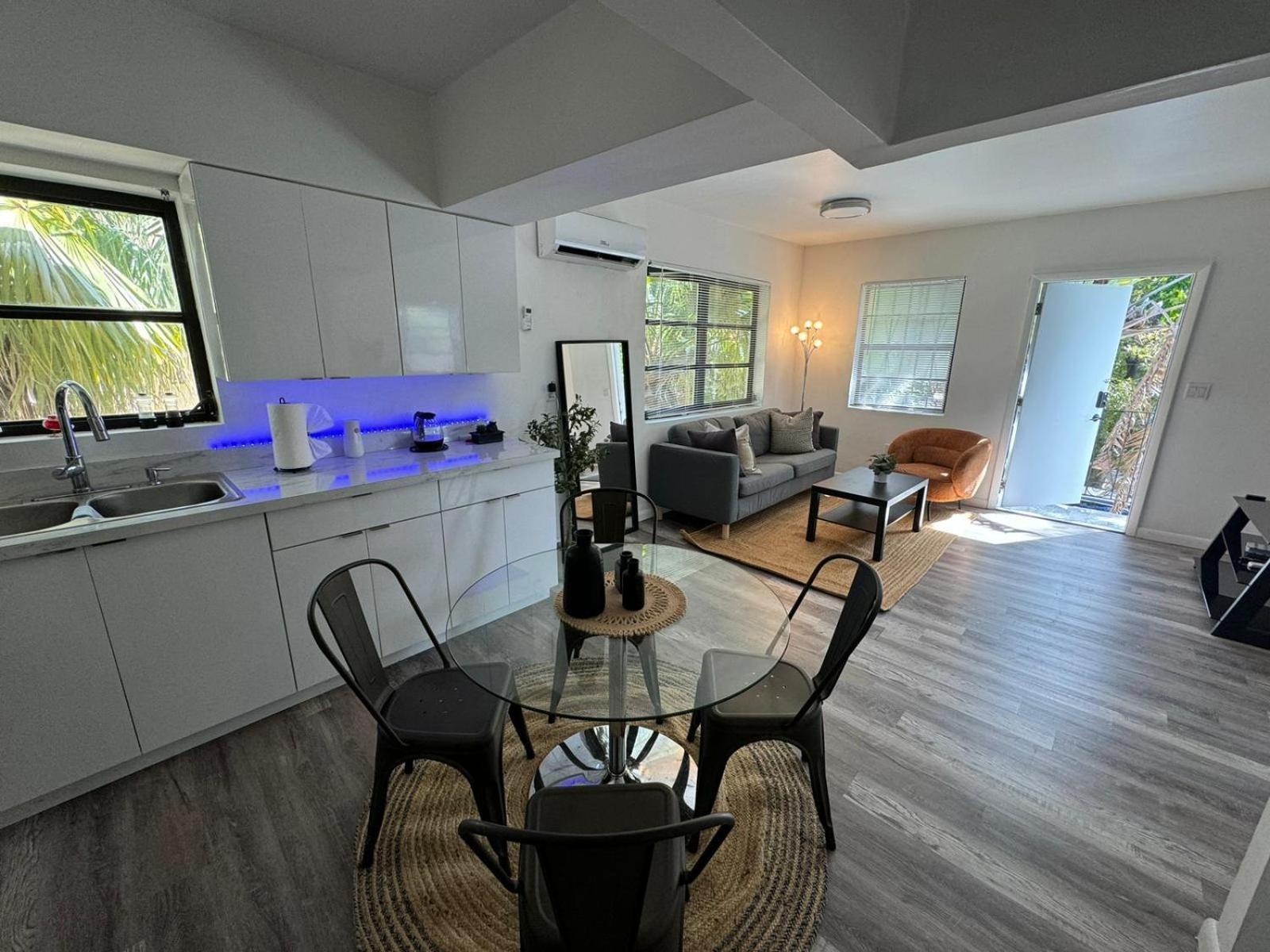 Fully Equipped Apartments With Parking Near Cocowalk Miami Exteriör bild
