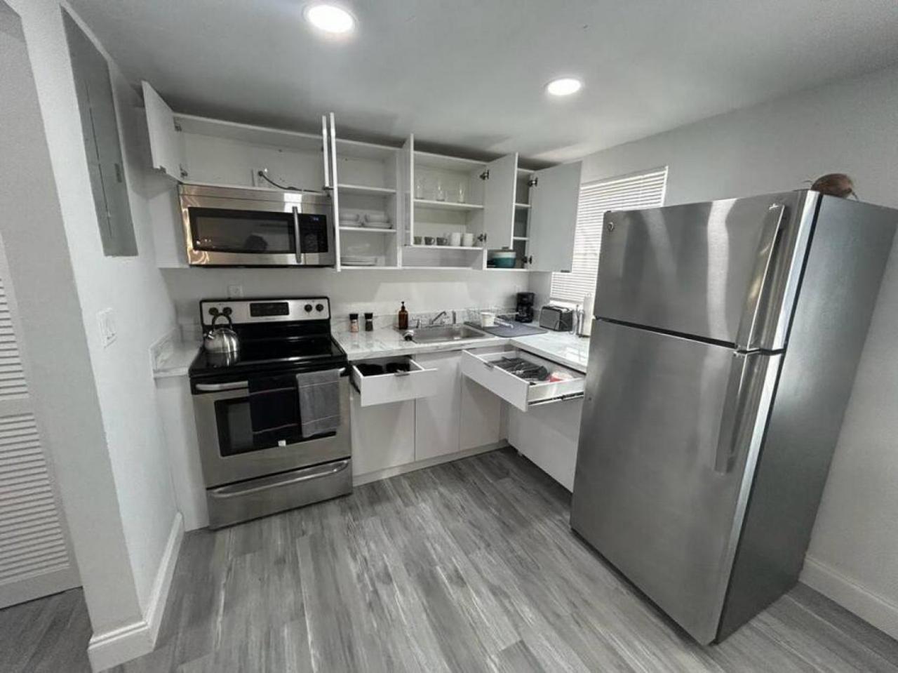 Fully Equipped Apartments With Parking Near Cocowalk Miami Exteriör bild